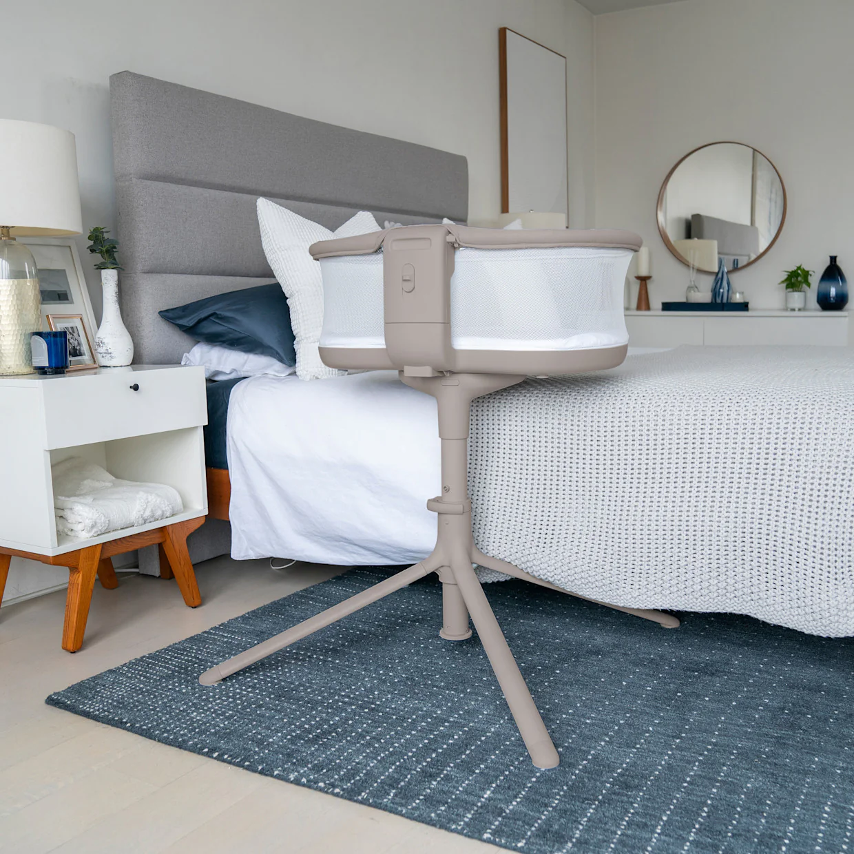 Halo Bassinest Swivel Sleeper 3.0, Warm Grey - Image 4